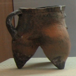 ceramic tripod vessel
